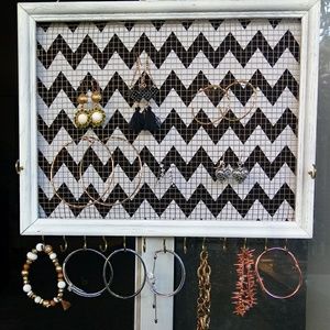 Jewelry organizer black & white chevron